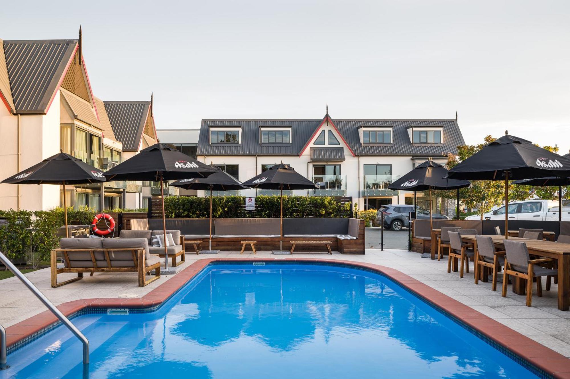 Carnmore Chateau Marlborough Blenheim Exterior foto The hotel's pool