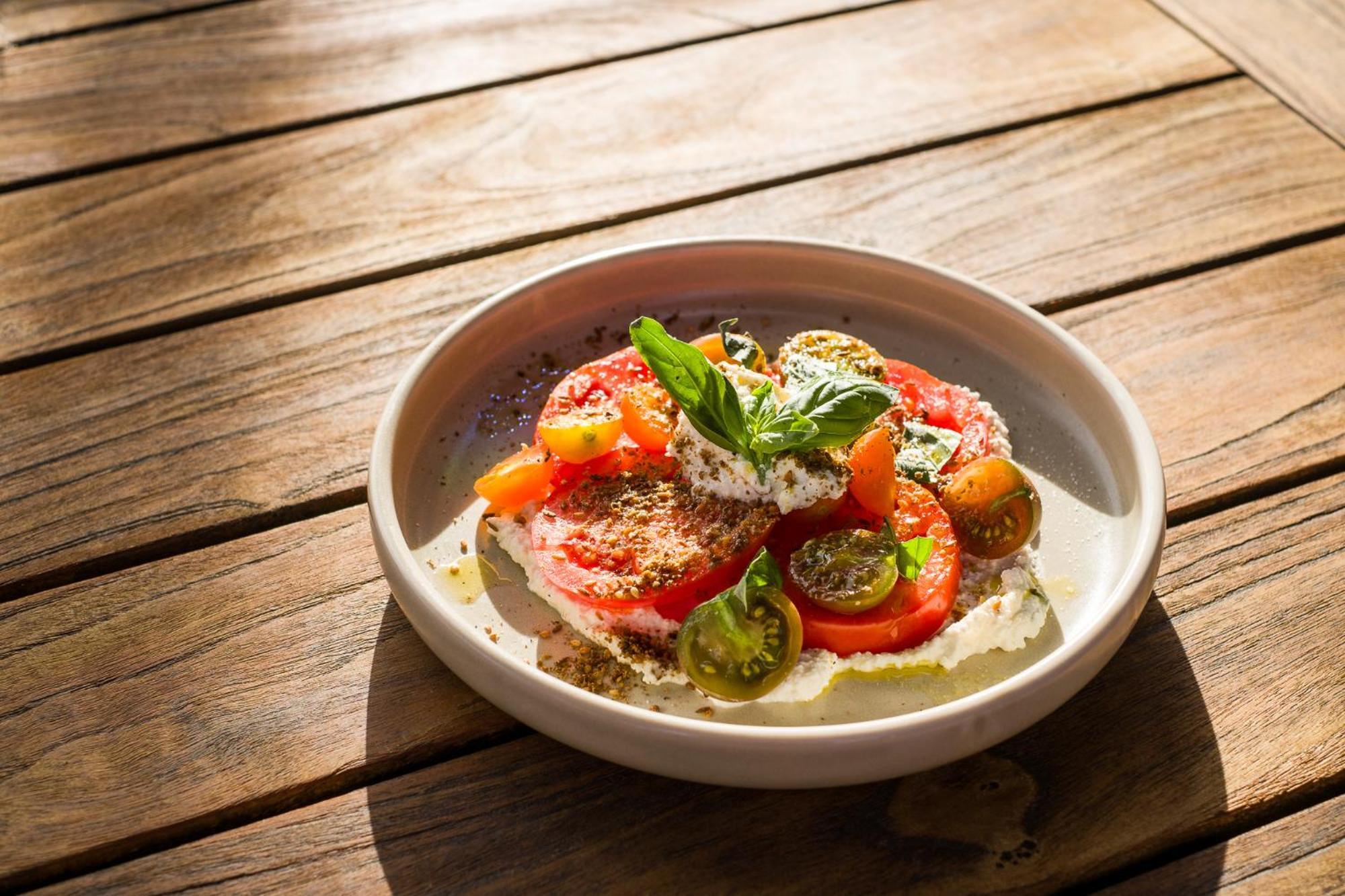 Carnmore Chateau Marlborough Blenheim Exterior foto A salad of tomatoes, feta cheese, and olive oil