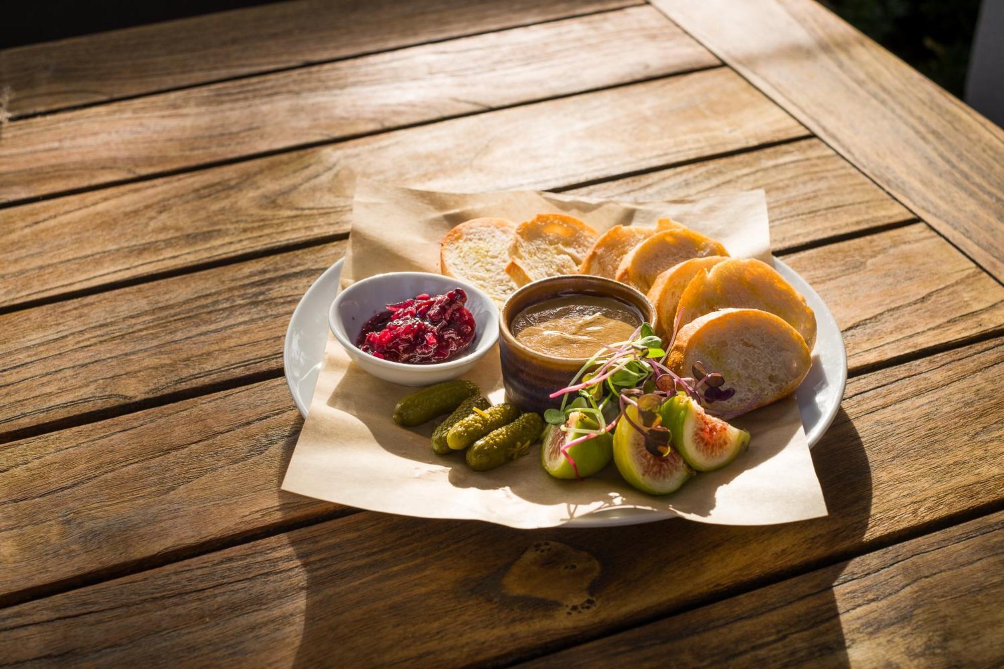 Carnmore Chateau Marlborough Hotel Blenheim Exterior foto A selection of pickles