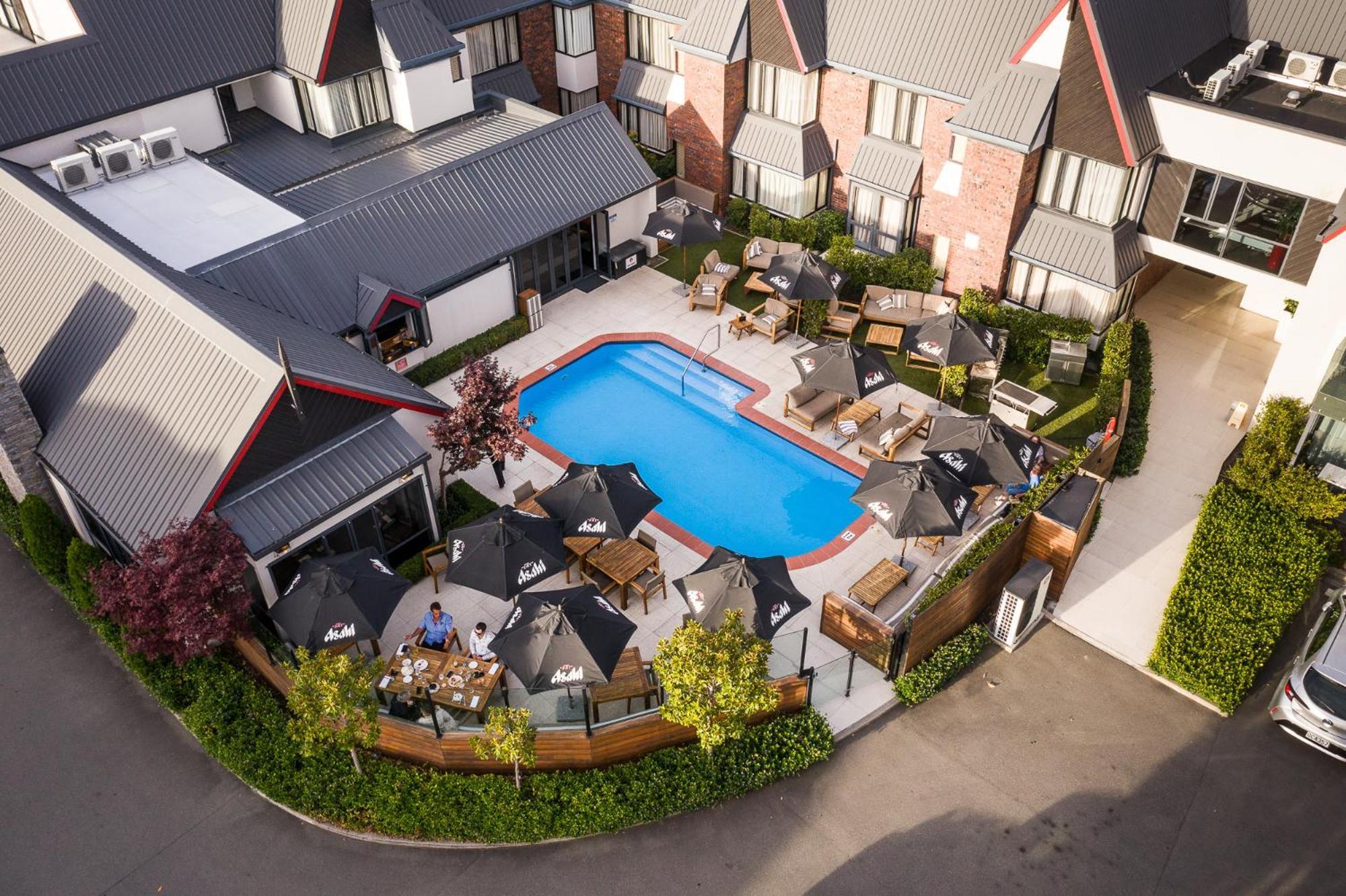 Carnmore Chateau Marlborough Blenheim Exterior foto The hotel's pool